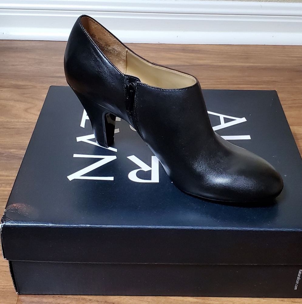 Naturalizer black leather heel booties